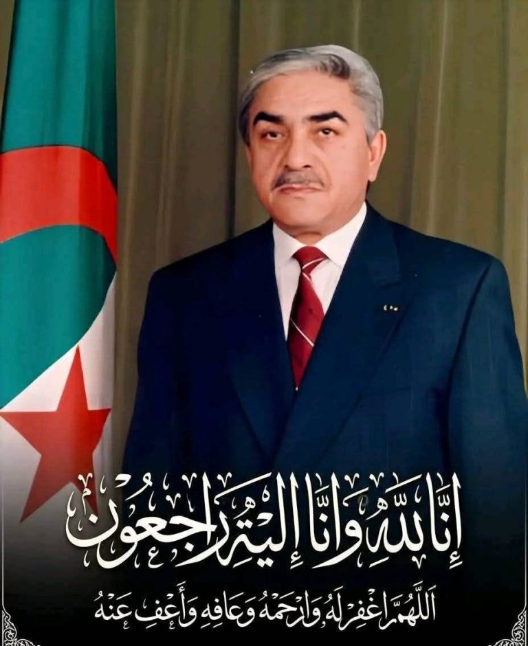 مواطنون يتوافدون إلى ولاية باتنة لوداع الرئيس الأسبق اليامين زروال