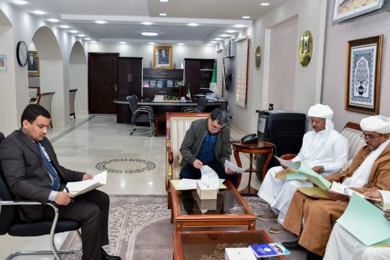 والي أدرار يترأس اللقاء الدوري مع أعضاء البرلمان لبحث الملفات التنموية والاجتماعية.