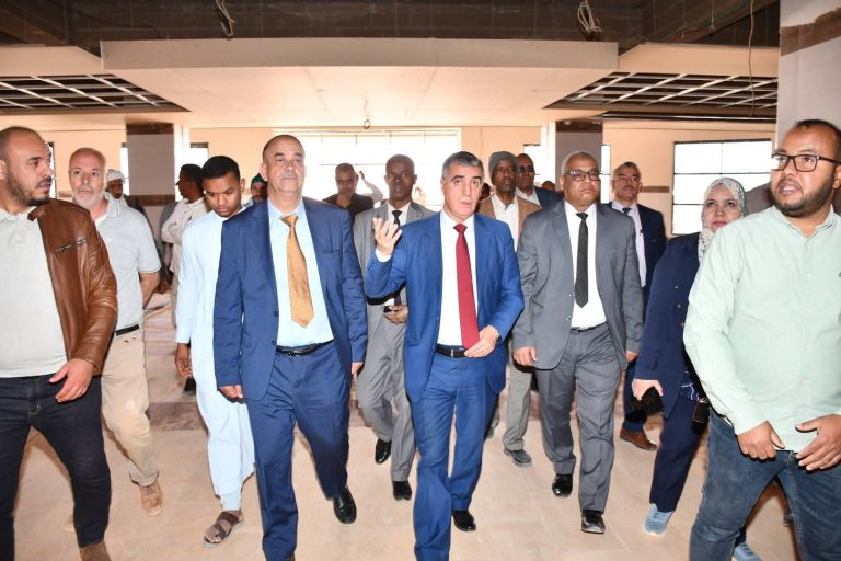 والي أدرار يتفقد مشروع مستشفى 60 سريراً بزاوية كنتة ويأمر بتدعيم الورشات وتسريع وتيرة الإنجاز