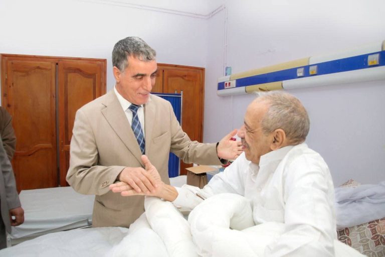 والي أدرار يقوم بزيارة الوالي السابق محمد البركة للاطمئنان على حالته الصحية