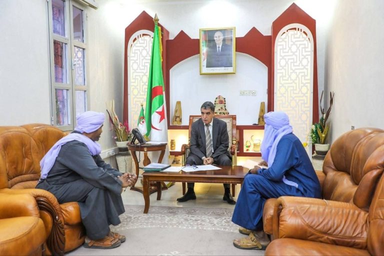 والي أدرار يستقبل المواطنين ويأمر بدراسة انشغالاتهم حسب الاختصاص.