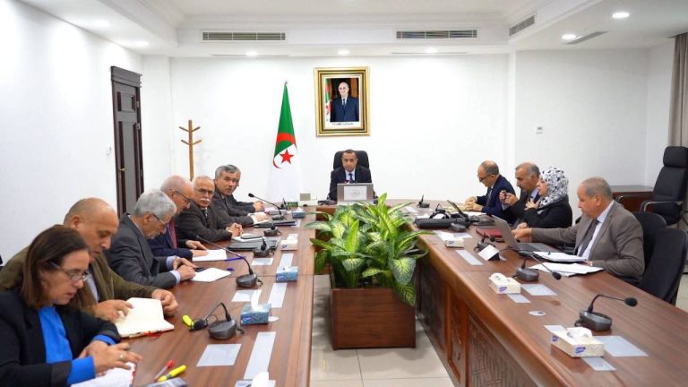 مراد عجال يجتمع بالإطارات المسيرة في سونلغاز لمناقشة ملفات التسيير