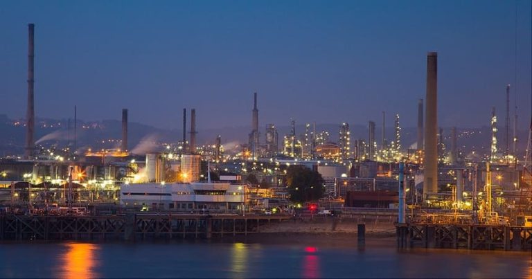 مصفاة أوغوستا الإيطالية تزود الجزائر بالمازوت ونصف مليون طن من الإسفلت سنويًا