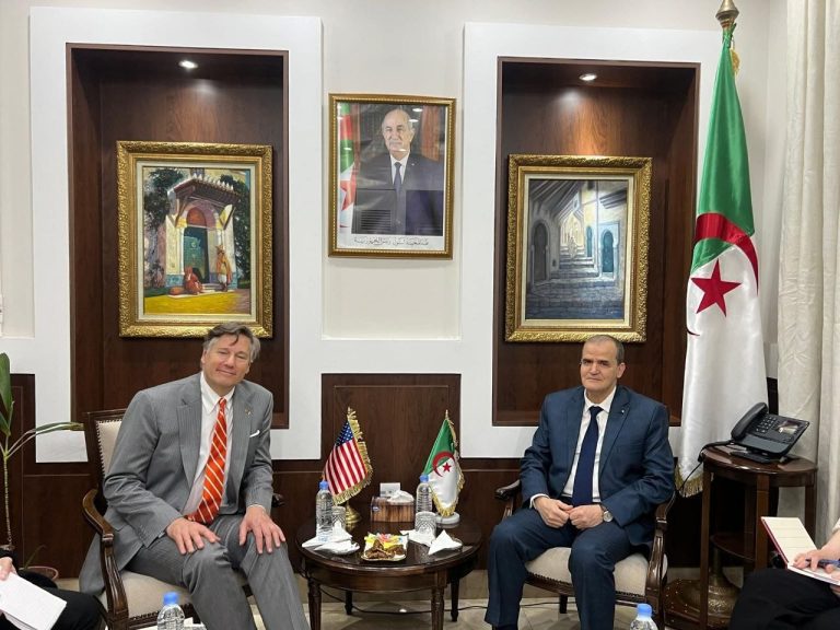 وزير التجارة كمال رزيق يبحث تعزيز التعاون الاقتصادي مع نائب وزير الخارجية الأمريكي