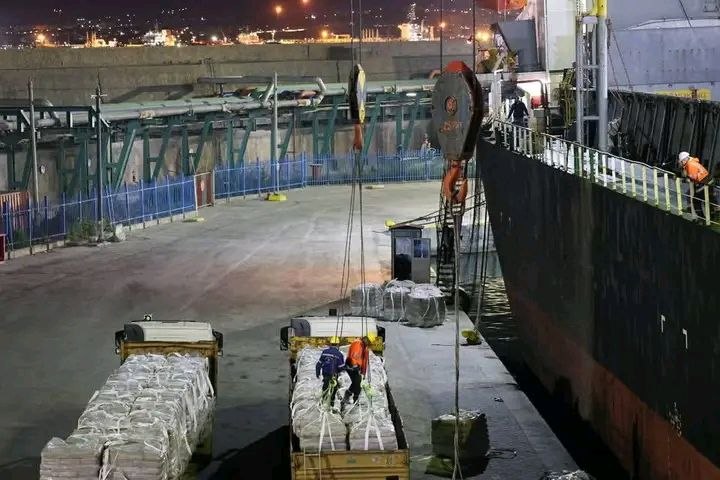 سكيكدة تصدير 10 آلاف طن من #الإسمنت نحو #ليبيا عبر ميناء الولاية على متن السفينة Shadow Dania