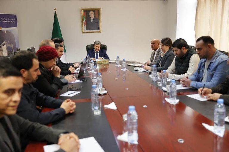 وزير الاتصال يلتقي المنظمة الوطنية للصحفيين الجزائريين لبحث القضايا المهنية وتعزيز تنظيم القطاع الإعلامي