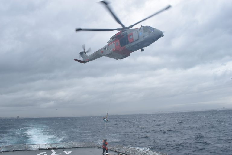 تمرين ميداني للقوات البحرية لمحاكاة التدخل لإنقاذ سفينة نقل مسافرين