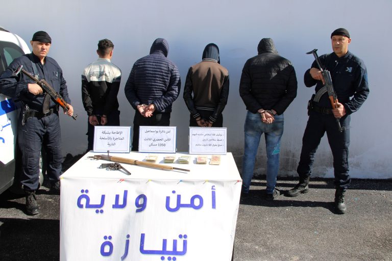 الأمن الحضري الثالث 1350 مسكن يوقف شبكة لتجارة الأسلحة ويسترجع سلاحين ومبالغ مالية