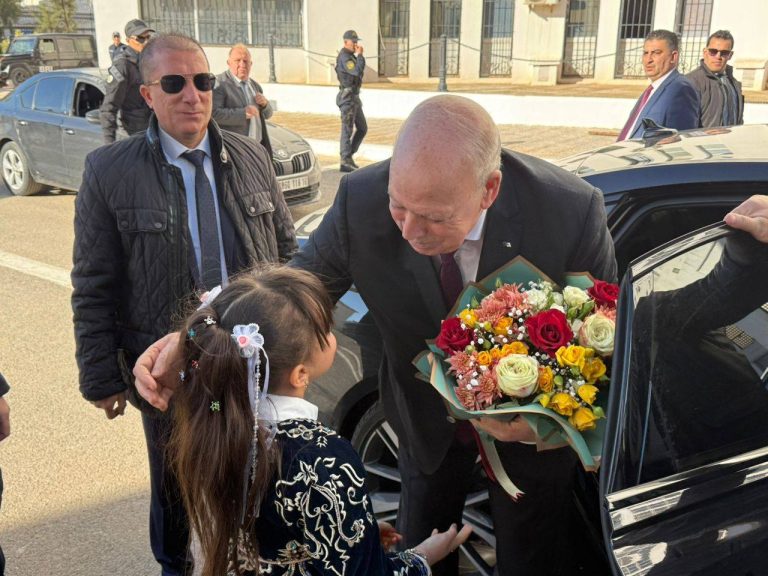 وزير الصناعة يقوم بزيارة ميدانية لسيدي بلعباس لتعزيز القطاع الصناعي