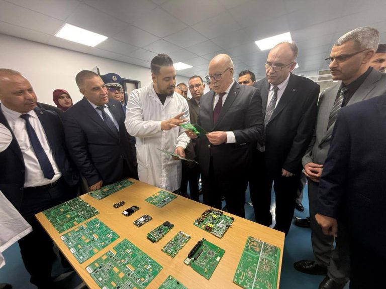 وزير الصناعة يزور المؤسسة الوطنية للصناعات الإلكترونية ENIE ويؤكد على تطوير القدرات الإنتاجية