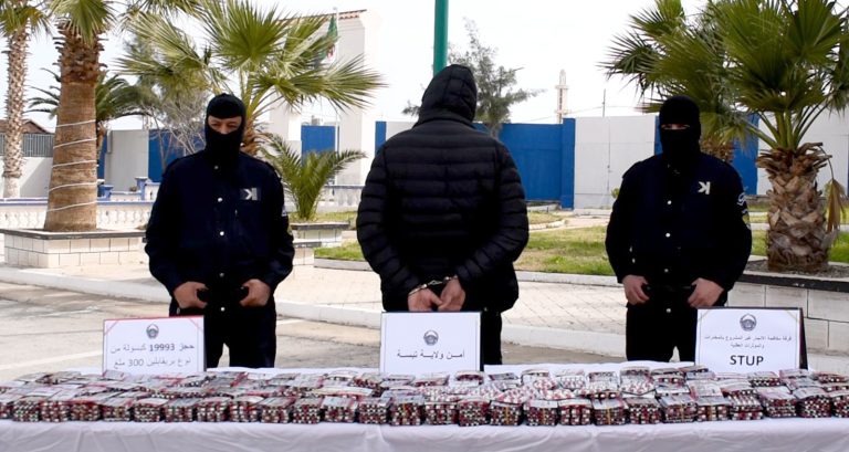 شرطة تبسة توقف شخصًا وتضبط 19993 كبسولة من المؤثرات العقلية