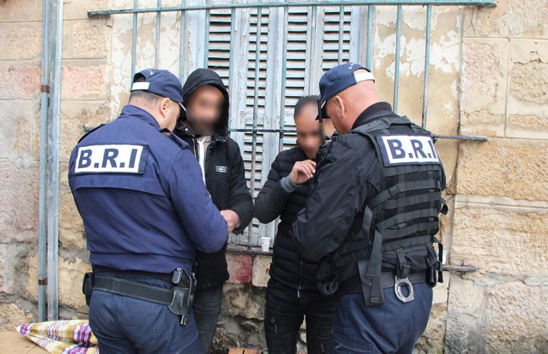 شرطة ولاية ميلة تشن عمليات مداهمة واسعة لمكافحة الجريمة