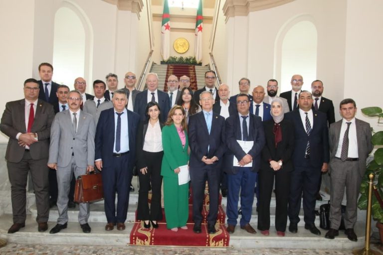 لجنة الصحة والشؤون الاجتماعية والعمل والتضامن الوطني تجتمع مع ممثلي المخابر الصيدلانية لتعزيز الأمن الصحي والاجتماعي