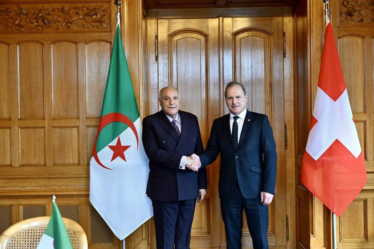 وزير الخارجية أحمد عطاف يلتقي رئيس المجلس الوطني السويسري خلال زيارته الرسمية لبيرن