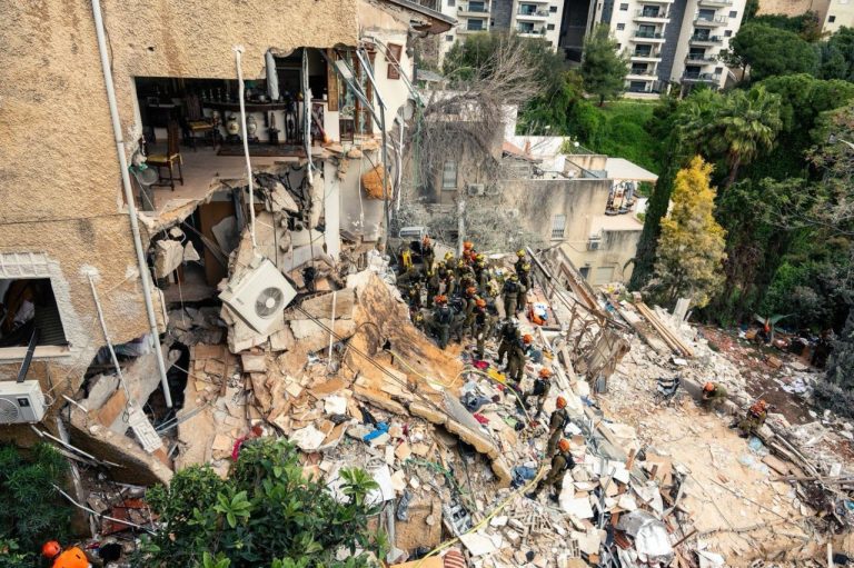 العثور على جثث أربعة إسرائيليين بعد سقوط صـLروخ إيراني في حيفا