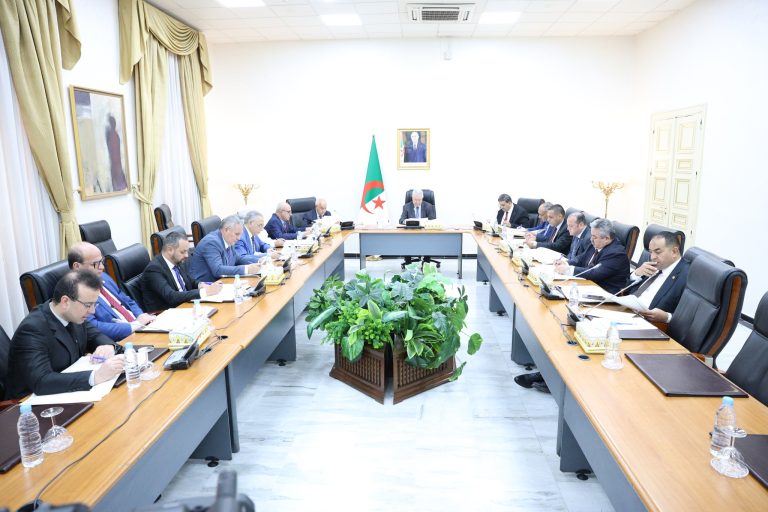 مكتب مجلس الأمة الموسّع يناقش جدول الأعمال ويرفض تصريحات المدعي العام الفرنسي