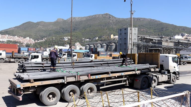 ميناء بجاية يسجل انطلاق تصدير أولى شحنات حديد البناء المنتج محليًا