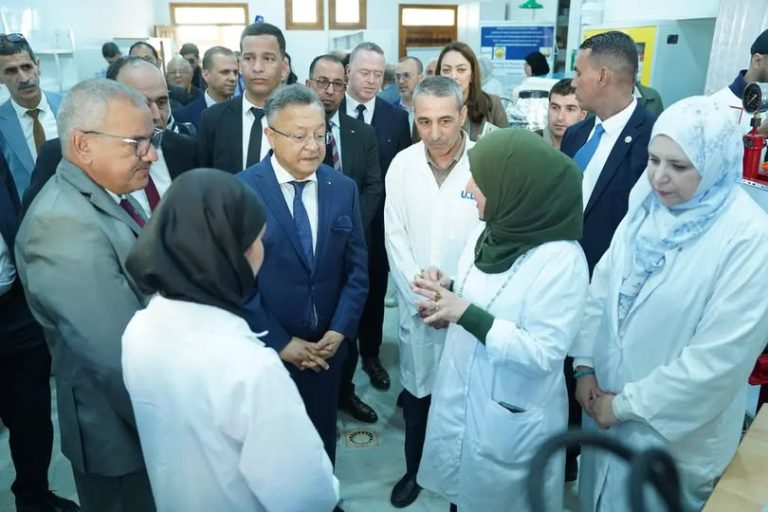 وزير التعليم العالي يزور وحدة تنمية الأجهزة الشمسية في بواسماعيل