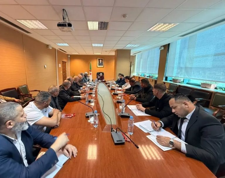 وزيرة التجارة الداخلية تعقد اجتماعًا مع تجار الجملة لتحسين تنظيم سوق الخضر والفواكه