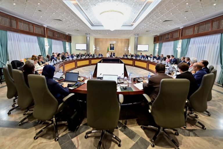 اجتماع الحكومة برئاسة الوزير الأول لدراسة مشاريع تنظيمية في قطاع الطاقة والأشغال العمومية