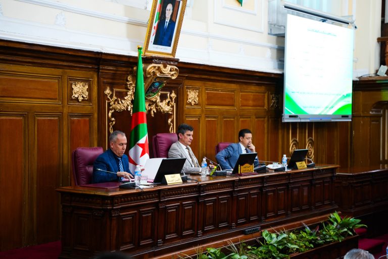 اجتماع المجلس التنفيذي لولاية الجزائر يناقش التحضيرات للبكالوريا والمتوسط ووضعية النقل الحضري