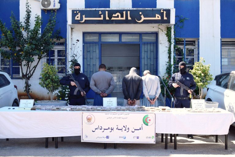 ضربة أمنية نوعية تفكك شبكة لترويج المخدرات بخميس الخشنة وحجز كميات كبيرة من الكيف والكوكايين