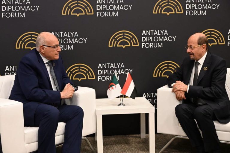 محادثات جزائرية–يمنية على هامش منتدى أنطاليا الدبلوماسي