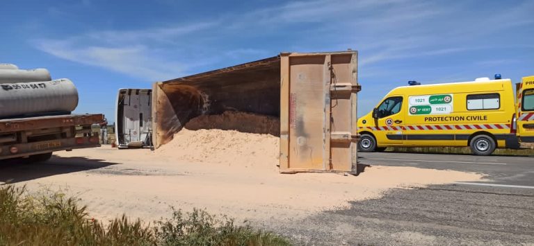 وفاة شخص في حادث انحراف وانقلاب شاحنة بولاية المسيلة