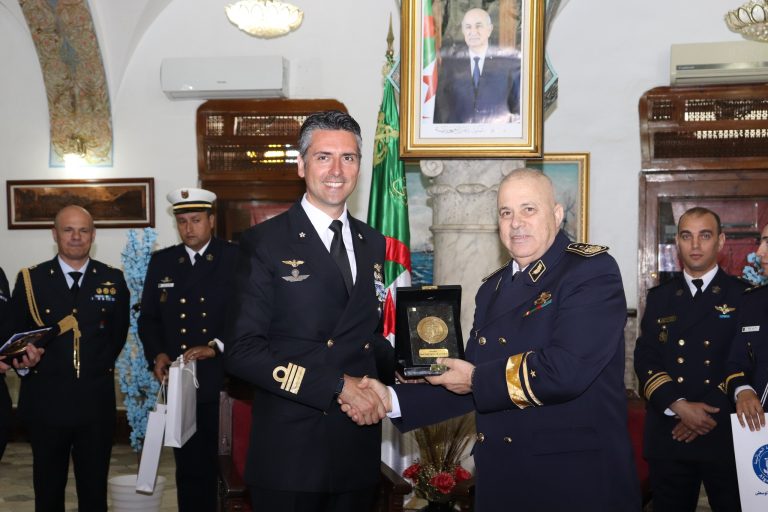 توقف فرقاطة إيطالية بميناء الجزائر ضمن تعاون بحري وتبادل للخبرات العسكرية