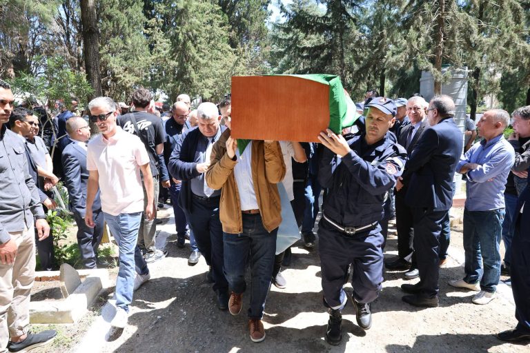 جنازة رسمية وشعبية لفقيد الجزائر البروفيسور شمس الدين شيتور