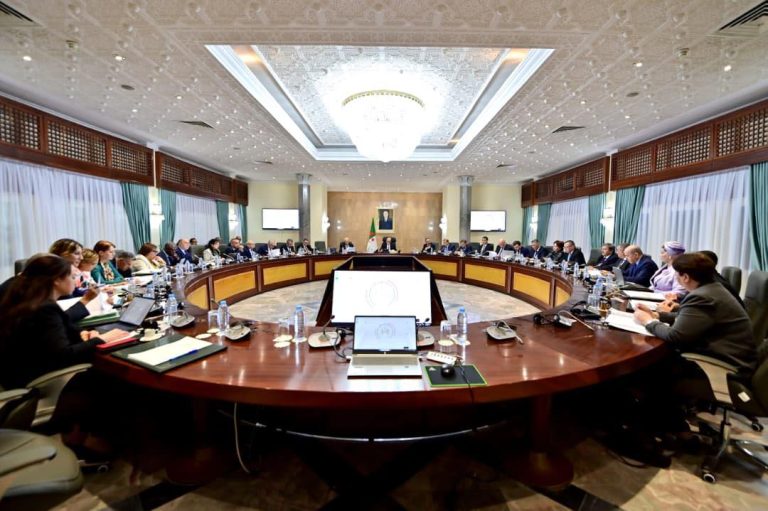 اجتماع حكومي لدراسة دعم التغطية الاجتماعية وتنظيم تشغيل العمال الأجانب في الجزائر
