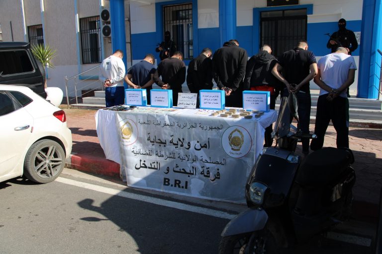 شرطة_بجاية توقف 8 أشخاص وتحجز 1.5 كلغ من الكيف_المعالج ومؤثرات عقلية