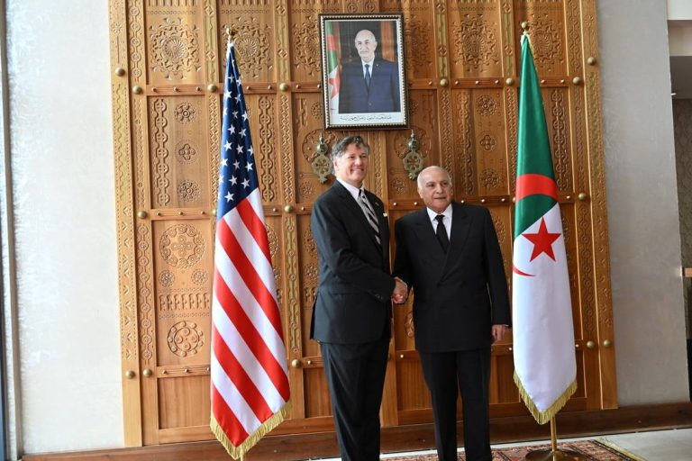 وزير الخارجية أحمد عطاف يستقبل نائب كاتب الدولة الأمريكي كريستوفر لاندو