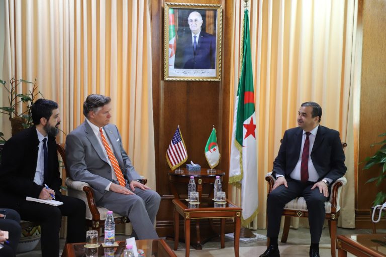 الجزائر تبحث مع #الولايات_المتحدة تعزيز التعاون في مجال المحروقات خلال استقبال رسمي لنائب وزير الخارجية الأمريكي