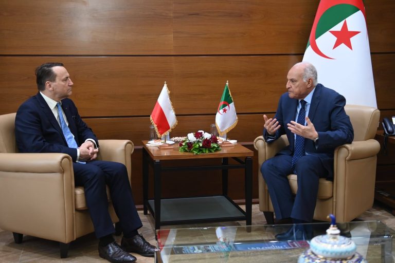 وزير الشؤون_الخارجية أحمد عطاف يستقبل نظيره البولندي رادوسواف شيكورسكي لتعزيز #التعاون_الثنائي بين الجزائر وبولندا
