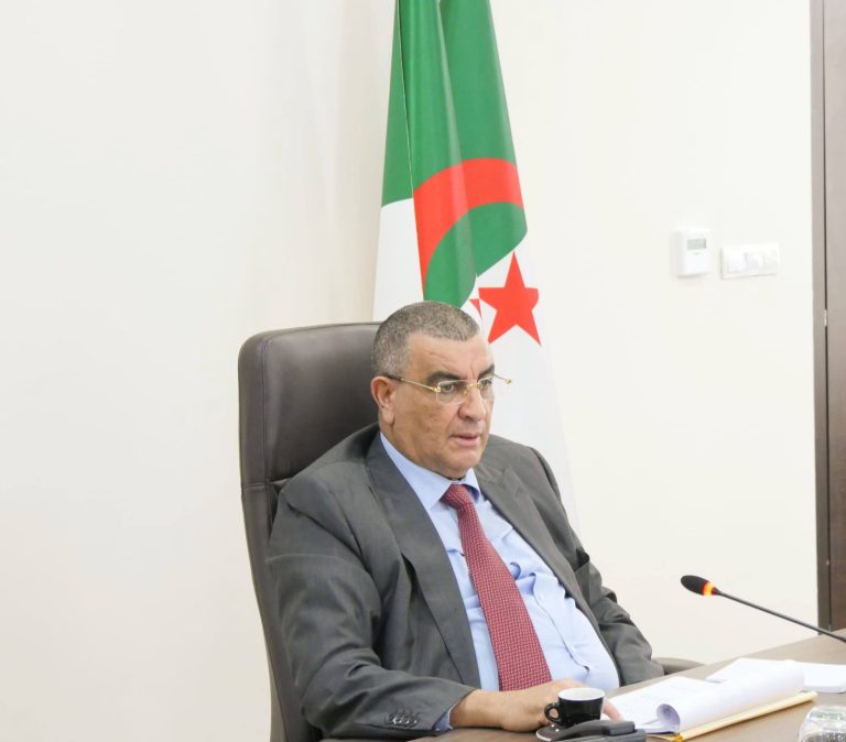 اجتماع تنسيقي لـ وزير #الأشغال_العمومية عبد القادر جلاوي لمتابعة تقدم برنامج تطوير شبكة الطرق وفك العزلة عن الولايات الجنوبية والحدودية