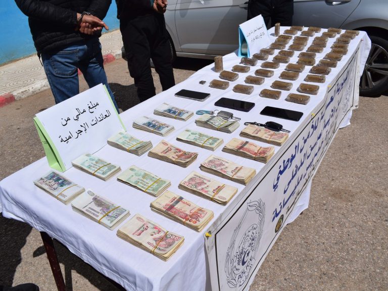 شرطة_خميس_مليانة تفكك شبكة إجرامية وتضبط قرابة 4.5 كلغ من #الكيف_المعالج ومبلغ مالي معتبر