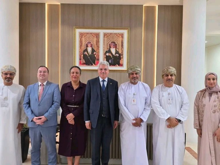 سفير الجزائر في سلطنة عمان يبحث مع مسؤول عُماني سبل تعزيز التعاون في قطاع النقل