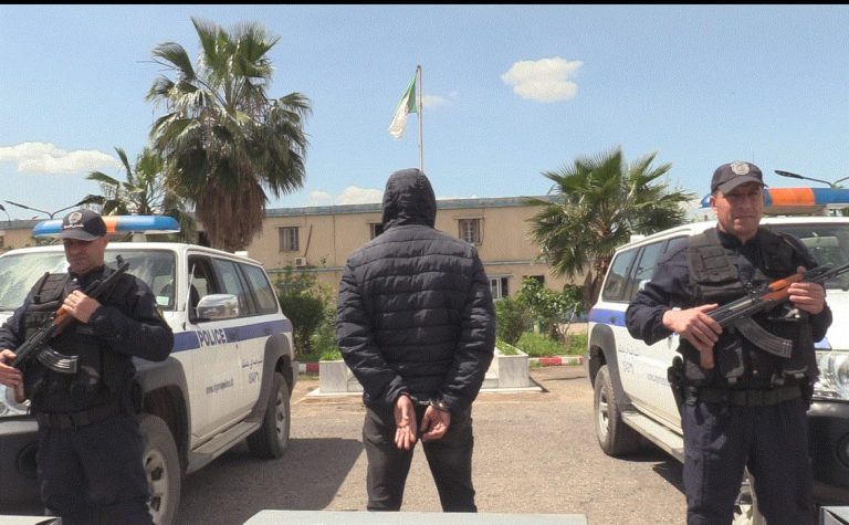 الفرقة المتنقلة للشرطة القضائية – بوقرة-  تطيح  بعشريني يروج المخدرات في الوسط الحضري