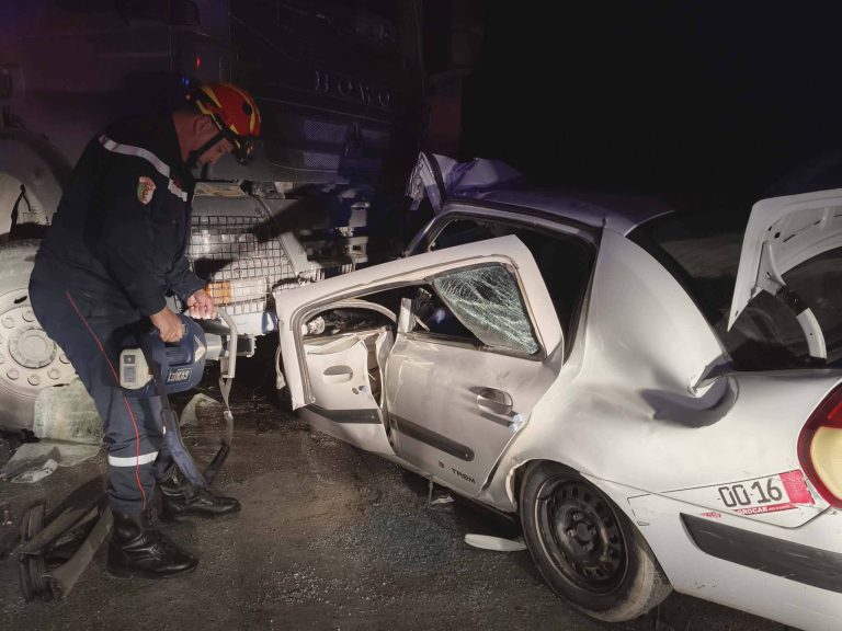 وفاة شخص في حادث اصطدام بين شاحنة وسيارة بعين البيضاء