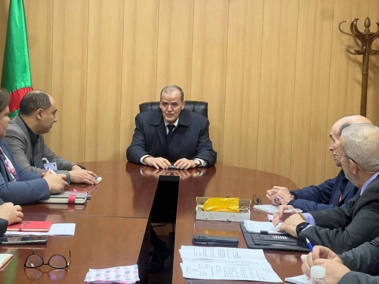 وزير التجارة الخارجية يبحث مع البنوك انشغالات المتعاملين بشأن عمليات التوطين البنكي