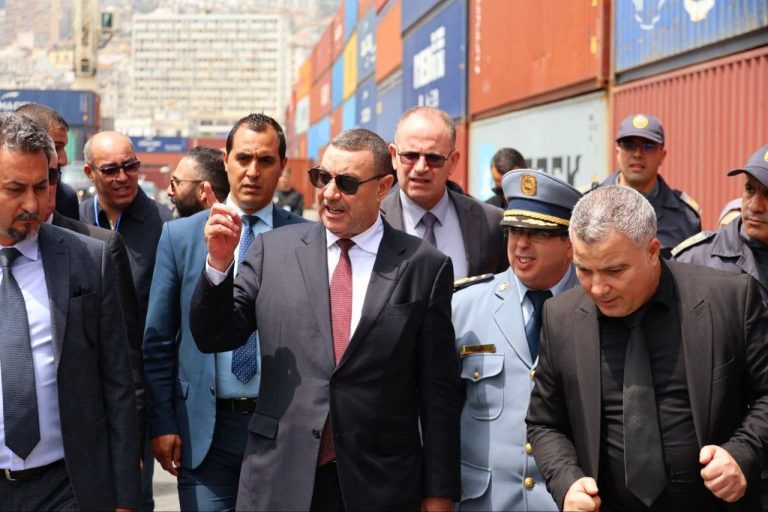 وزير الداخلية والنقل في زيارة تفتيشية إلى ميناء_الجزائر للوقوف على سير العمل