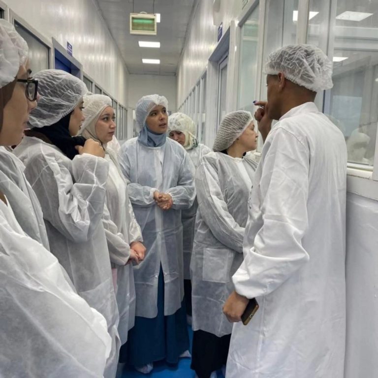 زيارة علمية لطلبة الجامعة إلى مجمع صيدال لتعزيز الجانب التطبيقي في التكوين الصيدلاني