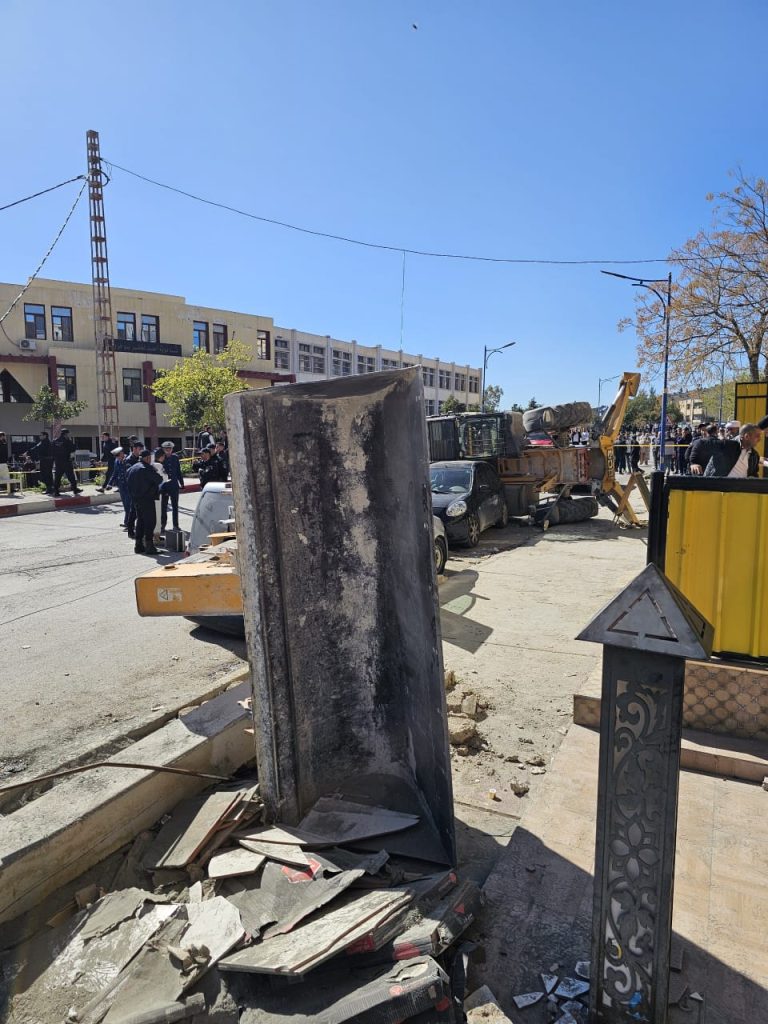 انقلاب رافعة في أم البواقي يتسبب في أضرار مادية لعدة سيارات