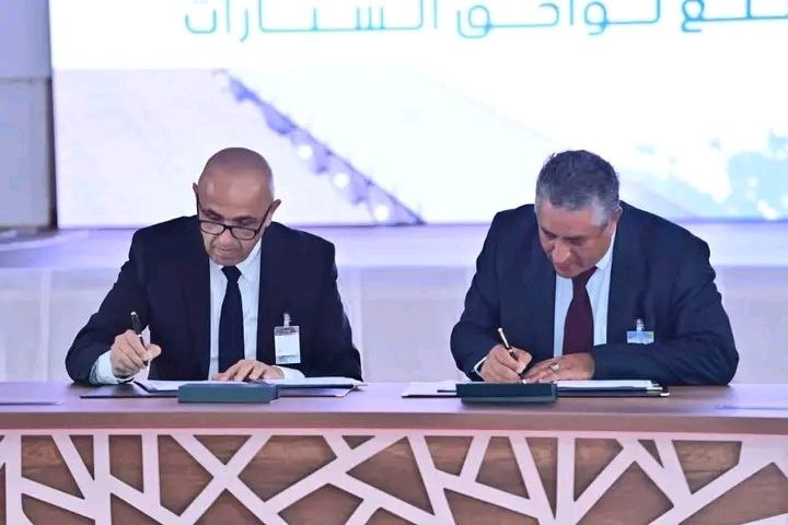 الوزير الأول يشرف على توقيع اتفاقيات لدعم صناعة مكونات السيارات