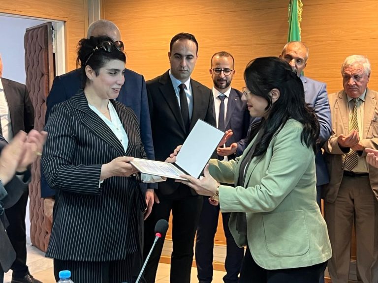 تكريم موظفات متقاعدتين بوزارة التجارة الداخلية بمناسبة اليوم العالمي للعمال