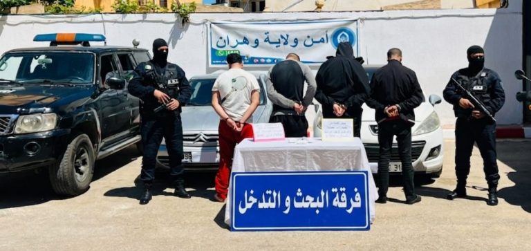 شرطة_وهران تفكك شبكة لترويج الكوكايين وتضبط 300 غرام مع توقيف 04 أشخاص من طرف فرقة BRI