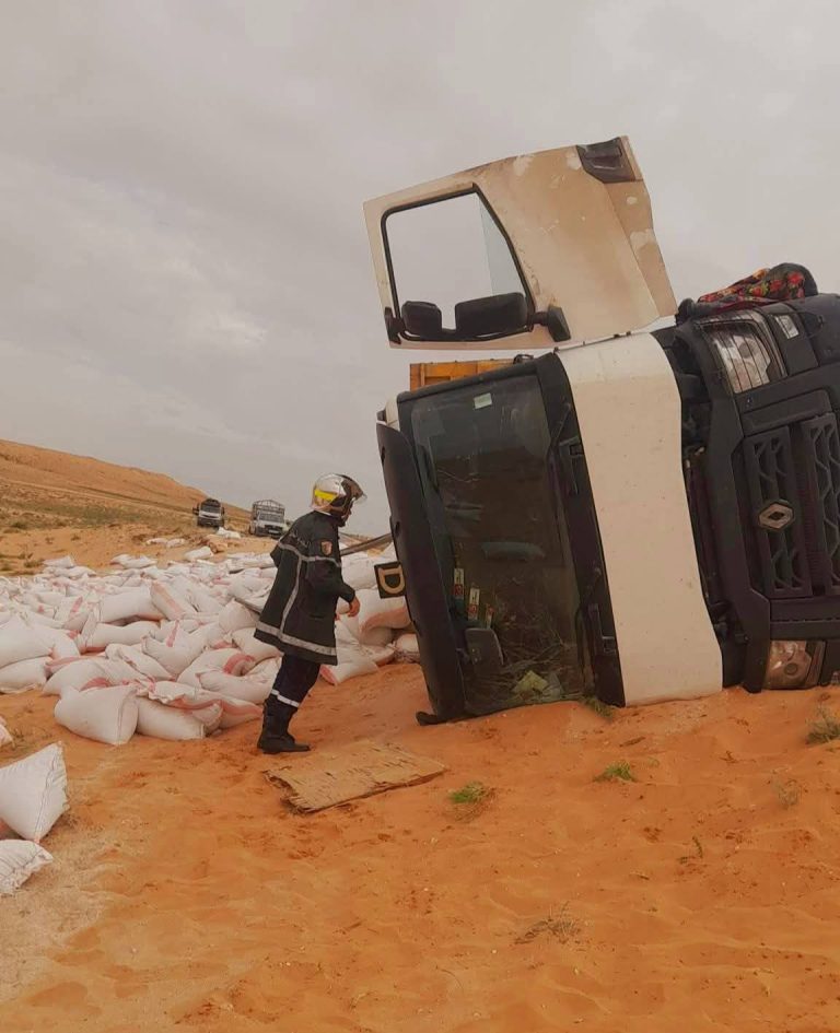 حادث مرور بين البيوض ورأس الماء يخلف إصابة سائق إثر انقلاب شاحنة