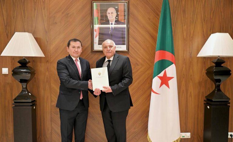 أحمد_عطاف يستقبل سفير أوزبكستان الجديد ويؤكد تعزيز التعاون_الثنائي بين البلدين