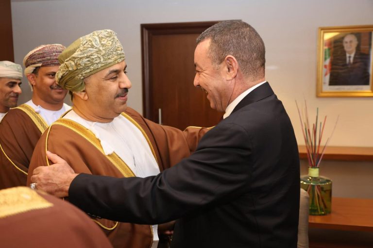 يستقبل وزير الداخلية والجماعات المحلية والنقل نظيره العُماني في زيارة عمل إلى الجزائر